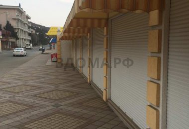 Накрытие из маркизной ткани и защитные роллеты на торговых бутиках
